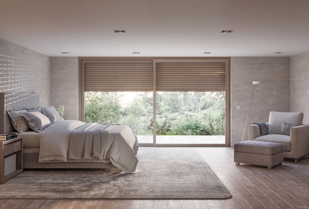 Schlafzimmer mit Fenster und Rollladen